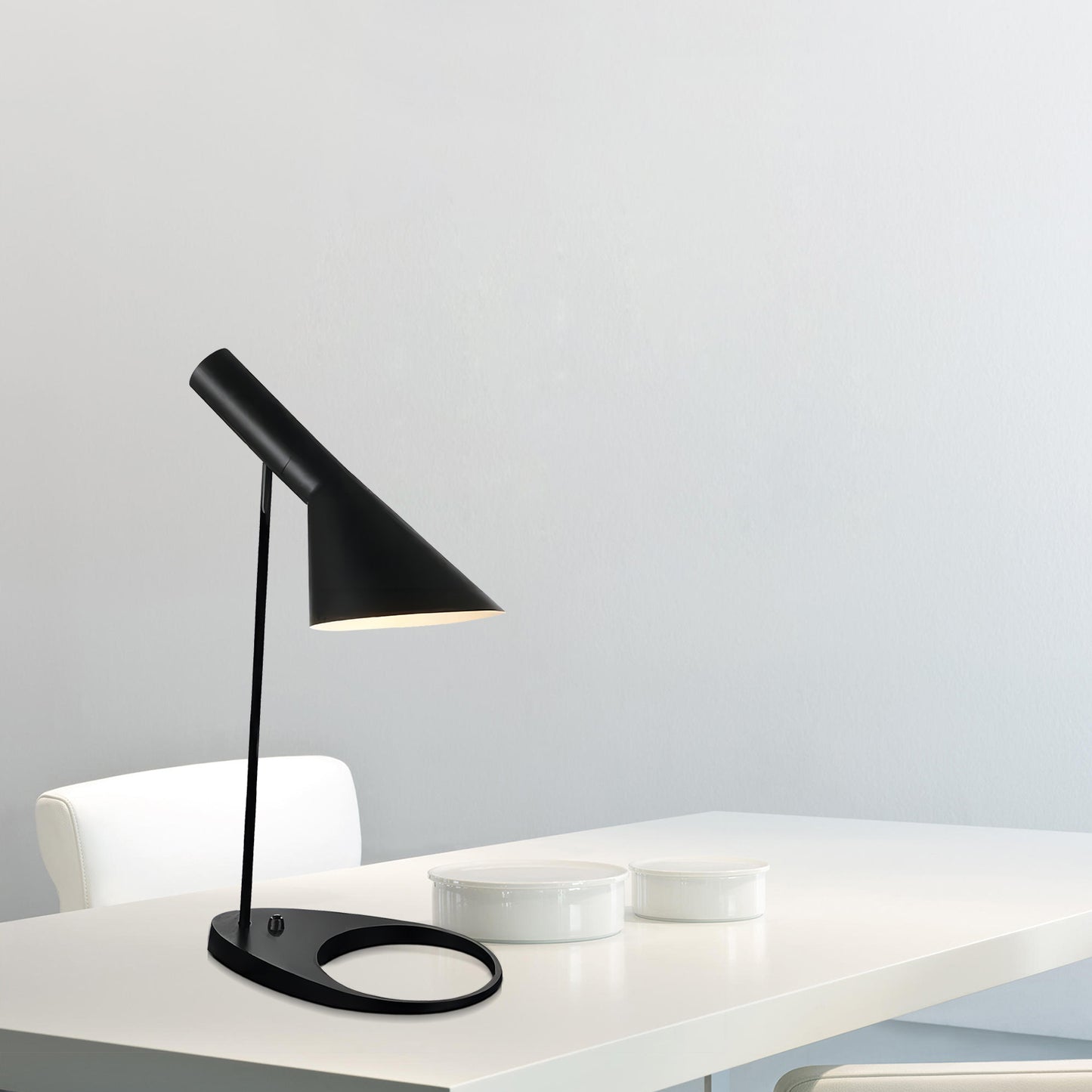 Pointing Table Lamp