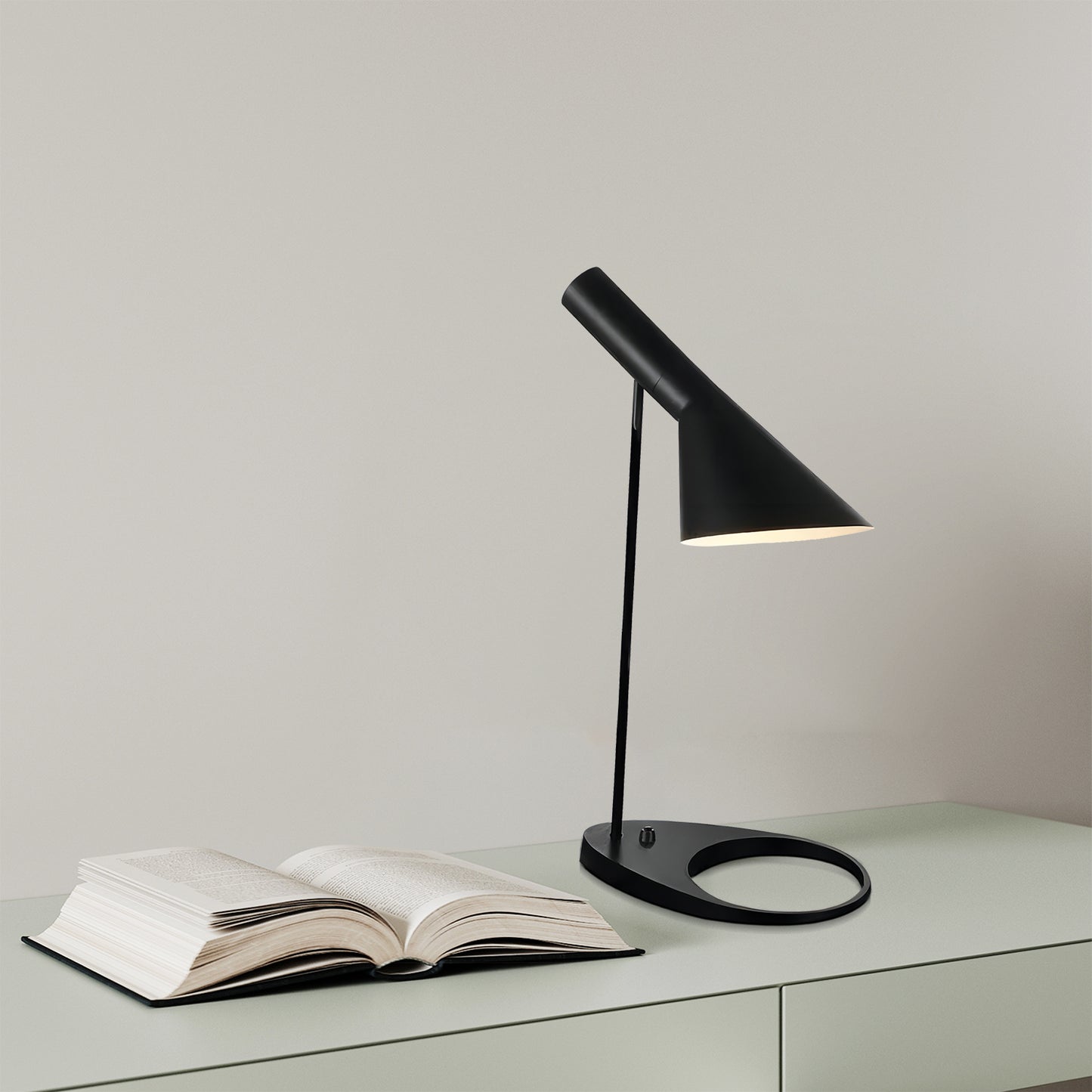 Pointing Table Lamp